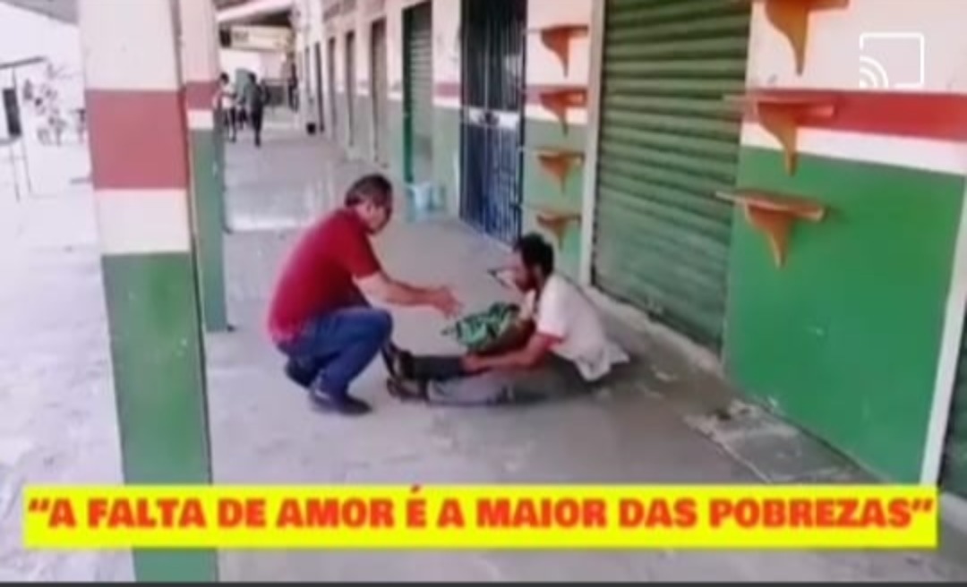 Chagas Batista grava vídeo com morador de rua e diz: foi um momento de imensa sensibilidade 